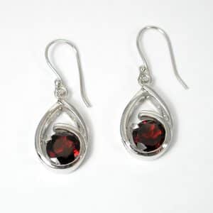 Sylvie Delafontaine. Boucles d'Oreilles Cœur Grenat & Argent