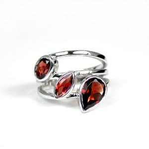 Sylvie Delafontaine. Bague Trois Pierres Grenat & Argent