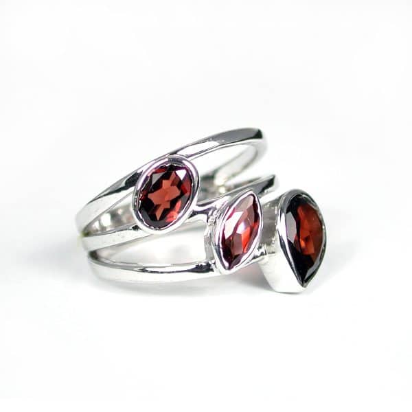 Sylvie Delafontaine. Bague Trois Pierres Grenat & Argent – Image 2