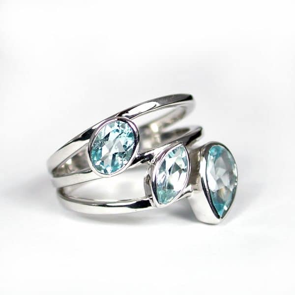 Sylvie Delafontaine. Bague Trois Pierres Topaze Bleue & Argent – Image 2