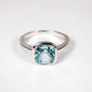 Sylvie Delafontaine. Bague Coussin Topaze Bleue