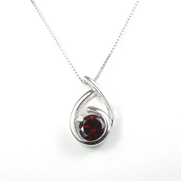 Sylvie Delafontaine. Collier Cœur Grenat & Argent